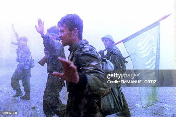 Soldiers of the Bosnian 7th Moslem Brigade enter Vares 04 November 1993, carrying an Islamic flag. Bosnian Croat forces abandoned the Croatian area...