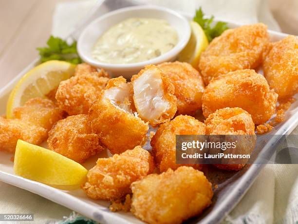 beer battered fish bites with tarter sauce - frituur stockfoto's en -beelden