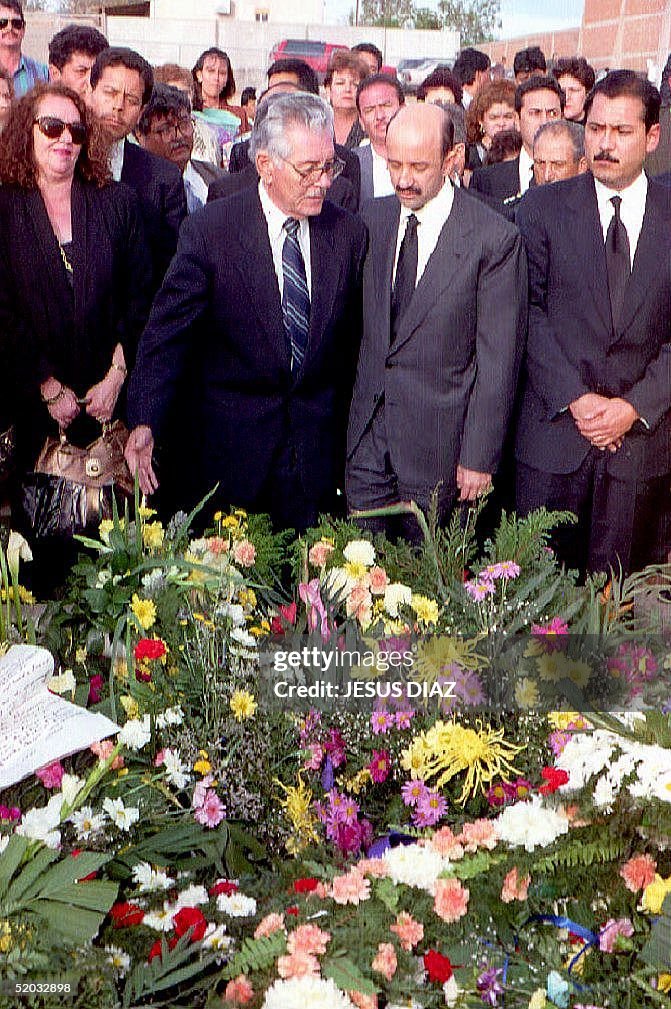 Mexican President, Carlos Salinas (center, R) acco