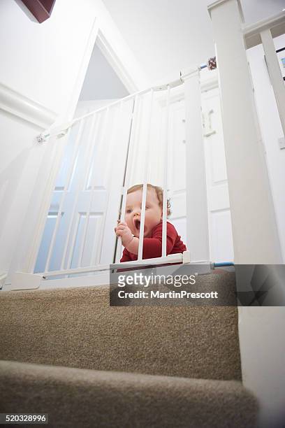bebé portão de segurança em escadas - baby gate imagens e fotografias de stock