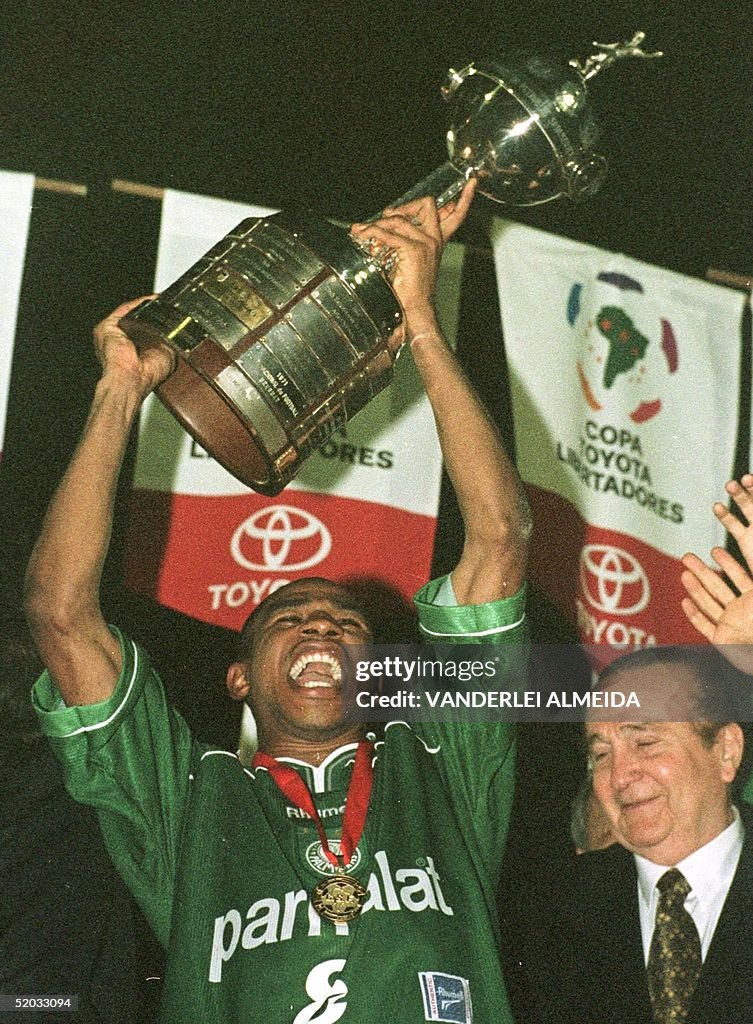 Palmeiras captain Cesar Sampaio raises the trophy