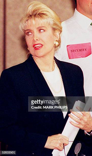 Gennifer Flowers enters a press conference 24 May 1994 to announce the release of "Setting the Record Straight," a tape and book program containing...