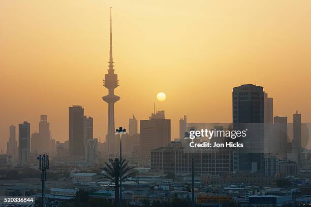 sunset over kuwait city - kuwait fotografías e imágenes de stock