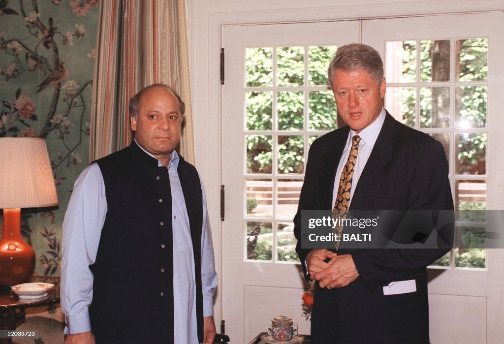 US President Bill Clinton (R) meets with Pakistani