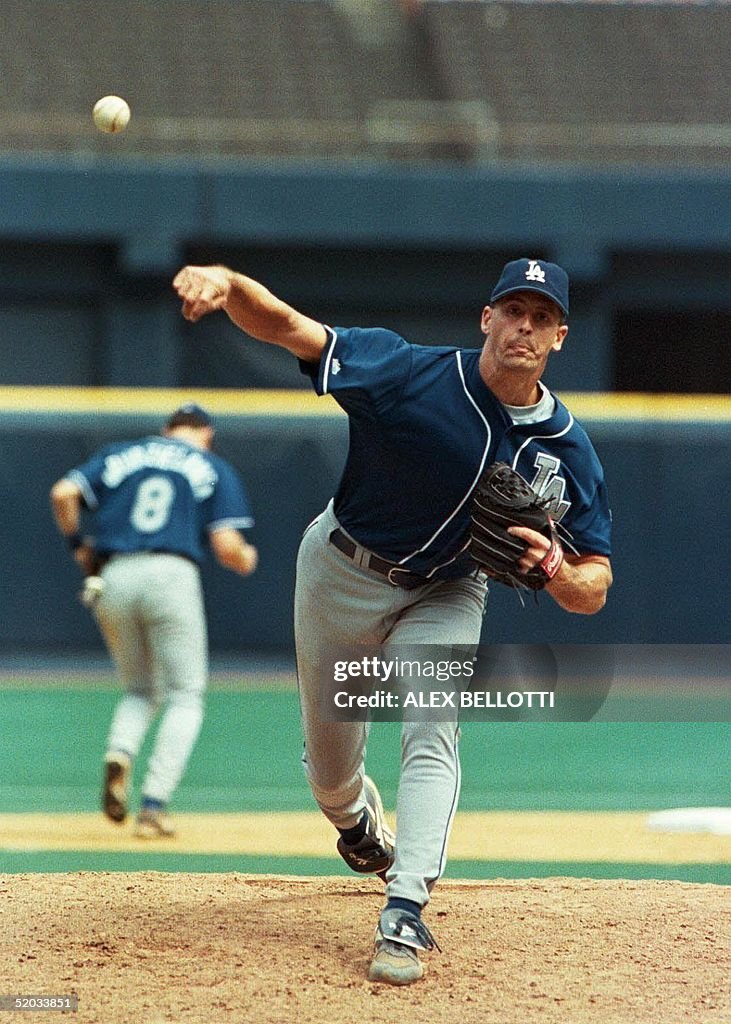 Los Angeles Dodgers' pitcher Kevin Brown throws a