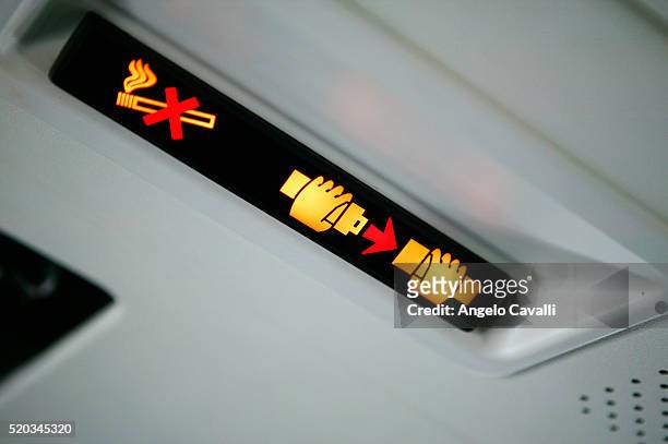 sign in a airplane - cinturón de seguridad fotografías e imágenes de stock
