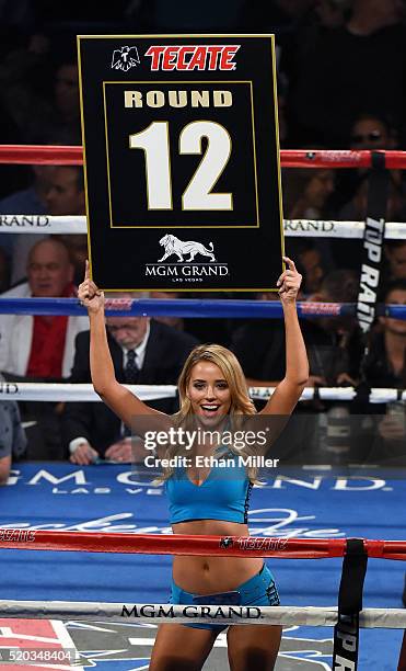 12 Rounds Boxing Sign Boxing Round Girl Photos and Premium High Res Pictures - Getty Images