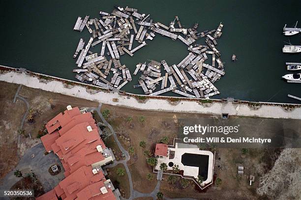 floating debris from hurricane hugo - 1989 hurricane hugo stock-fotos und bilder