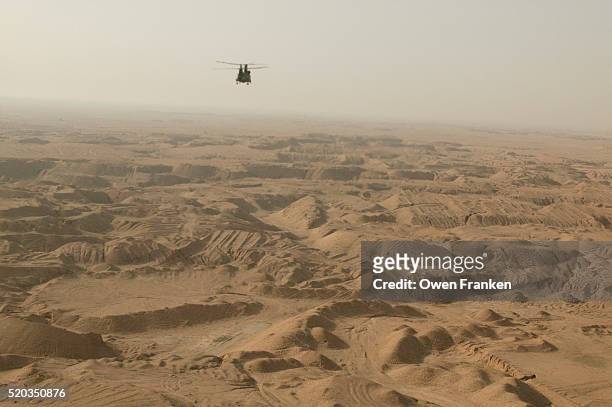 chinook helicopter in iraq - irak war stockfoto's en -beelden