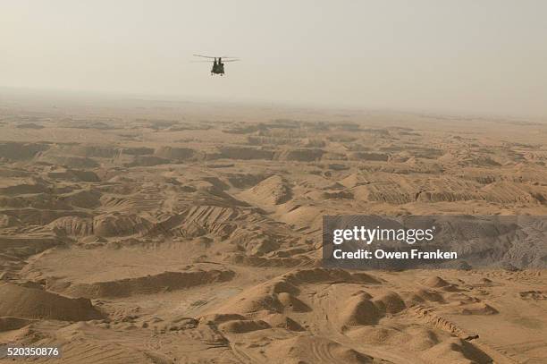 chinook helicopter in iraq - helicopter photos bildbanksfoton och bilder