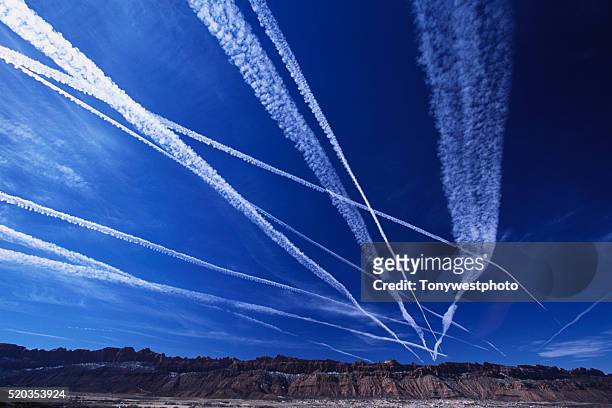 jet contrails over desert - trainee photos et images de collection