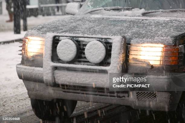 range rover driving through heavy snowfall - range rover stock pictures, royalty-free photos & images