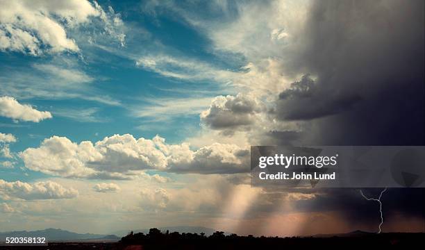 approaching thunder and lightning storm - tiempo atmosférico fotografías e imágenes de stock