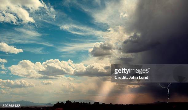 approaching thunder and lightning storm - tempo atmosferico foto e immagini stock