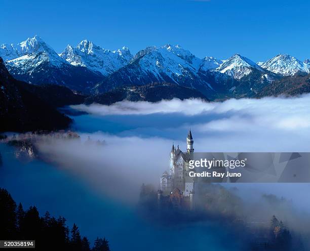 neuschwanstein castle surrounded in fog - neuschwanstein stock-fotos und bilder