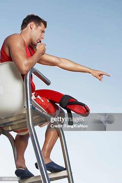 bagnino che fischia - cabina del guardaspiaggia foto e immagini stock