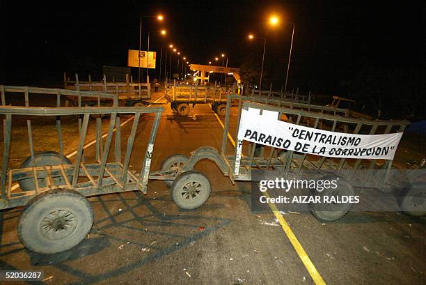 Manifestantes del comite Pro-Santa Cruz bloquean con maquinaria pesada la entrada al aeropuerto Viru Viru de la ciudad de Santa Cruz, Bolivia, el 19...