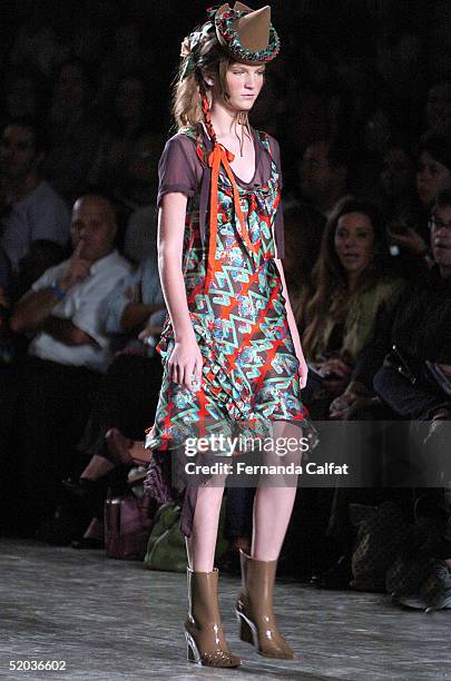 Model Lucy Horn presents a creation by designer Alexandre Herchcovitch during the Fall/Winter 2005 collection of the Sao Paulo Fashion Week at Parque...