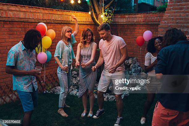 young happy people dans'au backyard fête. - femme enceinte jardin photos et images de collection