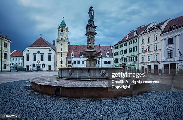 mani square of bratislava (hlavn�� n��mestie, slovakia) - eslovaquia stock-fotos und bilder