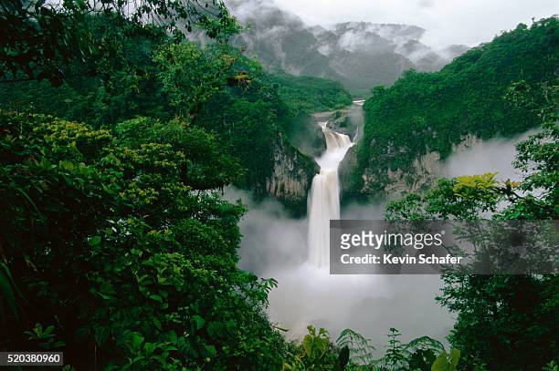 san rafael (coca) falls on quijos river - falling water flowing water photos et images de collection