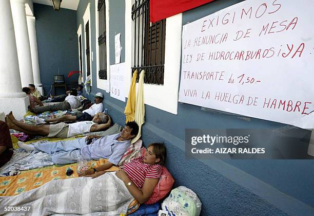 Miembros del Comite Pro/Santa Cruz cumplen una huelga de hambre en los alrededores de la plaza principal de Santa Cruz, Bolivia, el 20 de enero de...