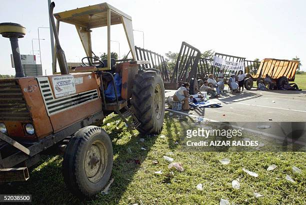 Manifestantes bloquean con tractores y otros vehiculos la entrada al aeropuerto Viru Viru de Santa Cruz, Bolivia, el 20 de enero de 2005. El civico...