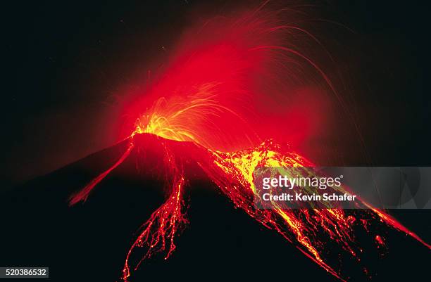 arenal erupting - volcanic activity fotografías e imágenes de stock