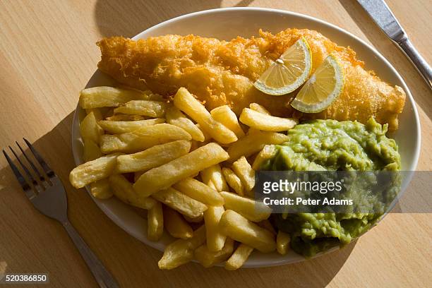 fish and chips with mushy peas - fish & chips stock-fotos und bilder