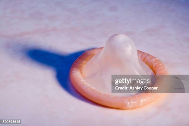 condom - condon fotografías e imágenes de stock