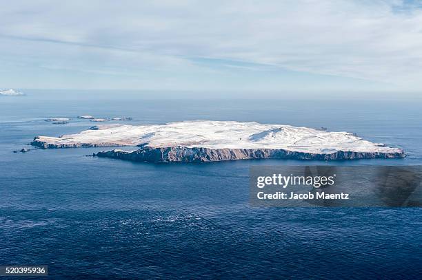 aerial - aleutian islands - ilhas aleutian imagens e fotografias de stock