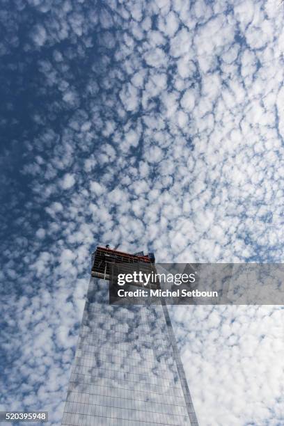 wtc 4, world trade center four tower , cloud and sky . reflexion on the tower - ground zero stock pictures, royalty-free photos & images