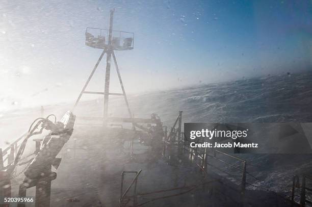 storm on the bering sea - bering sea fotografías e imágenes de stock