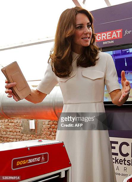 Britain's Catherine, Duchess of Cambridge gestures during a Young Entrepreneurs Event in Mumbai on April 11, 2016. / AFP / POOL / DANISH SIDDIQUI