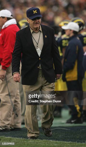 Former Michigan coach Bo Schembechler walks the sidelines as the Texas Longhorns take on the Michigan Wolverines in the 91st Rose Bowl Game at the...