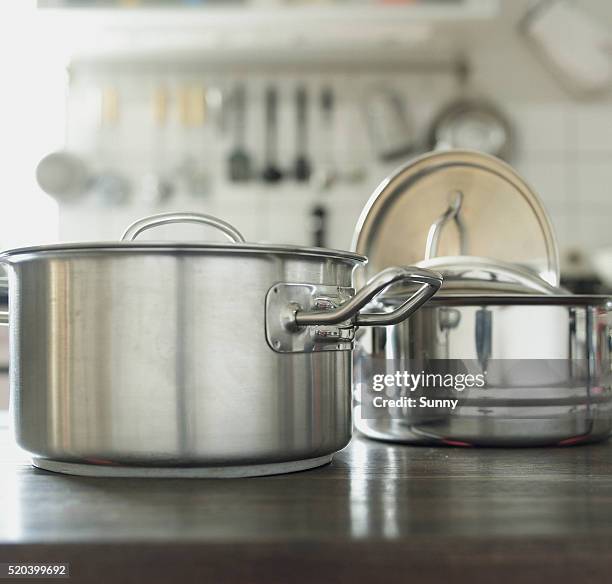 pots in kitchen - pan keukengereedschap stockfoto's en -beelden