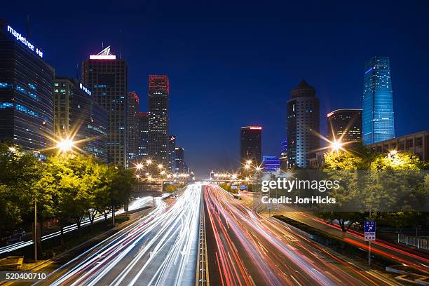 jianguomenwai dajie at dusk. - jianguomenwai fotografías e imágenes de stock