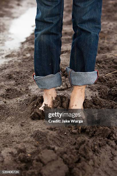 muddy bare feet of stranded tourist - womans bare feet fotografías e imágenes de stock