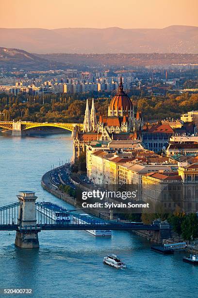 chain bridge over danube river and parliament - ungarn stock-fotos und bilder