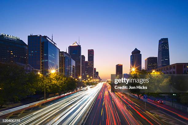 jianguomenwai dajie at dusk. - jianguomenwai stockfoto's en -beelden