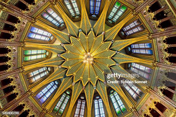 budapest, interior of central dome of parliament building - sede do parlamento húngaro - fotografias e filmes do acervo