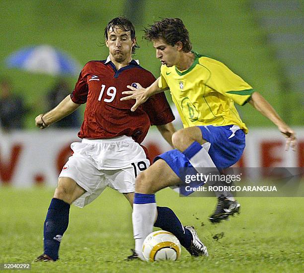 Felipe de Brasil disputa el balon con Jose Fuenzalida de Chile durante el partido por el campeonato Sudamericano Sub 20 que se disputa en la ciudad...