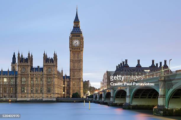 houses of parliament, london, england, uk - wahrzeichen stock-fotos und bilder