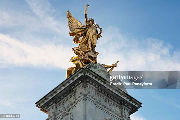 victoria monument outside buckingham palace, london, uk - buckingham palace fotografías e imágenes de stock