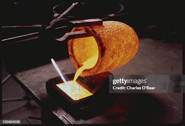 molten gold - fließend stock-fotos und bilder