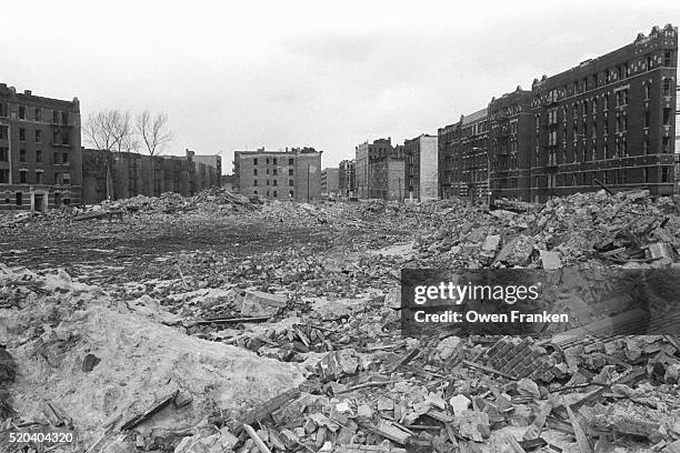 rubble and abandoned buildings in the bronx - the bronx foto e immagini stock