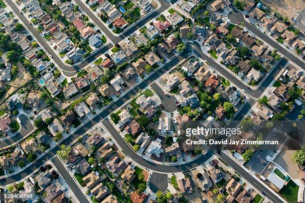 housing subdivision - suburbio zona residencial fotografías e imágenes de stock