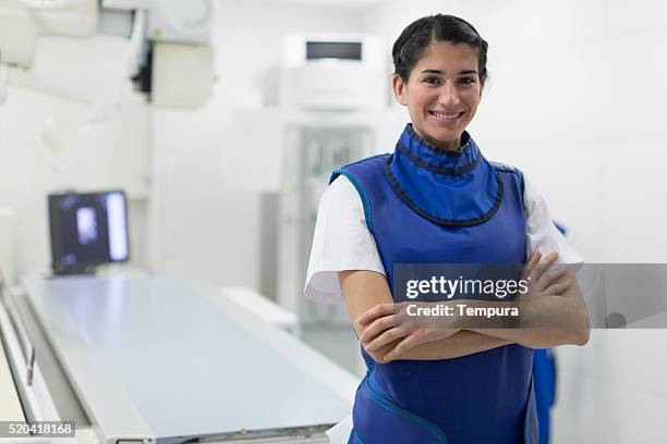 radiólogo personal de enfermería haciendo de rayos x. - radiologist fotografías e imágenes de stock