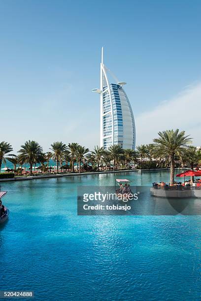 burj al árabe desde el distrito madinat jumeirah - hotel madinat jumeirah fotografías e imágenes de stock