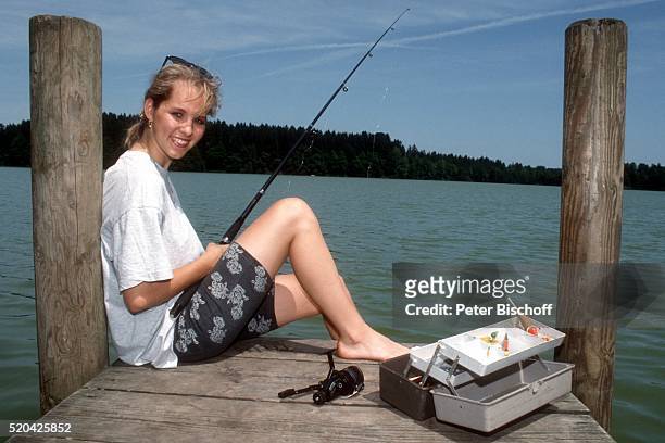 Angelika Reißner am am See beim Ferien-Appartement ihrer Eltern auf einem Bauernhof bei Rosenheim, Deutschland.